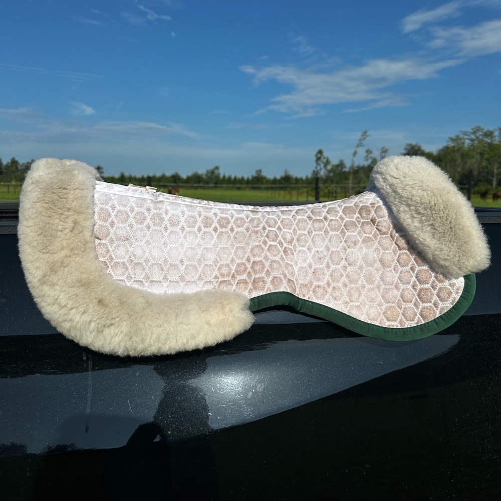 Mattes Sheepskin Saddle Pad with Honeycomb Pattern